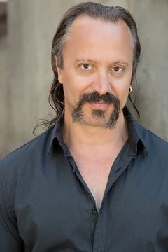 Ozzie Devrish interpreta Russian Prison Guard (uncredited)