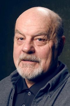 Michael Ironside interpreta Henry