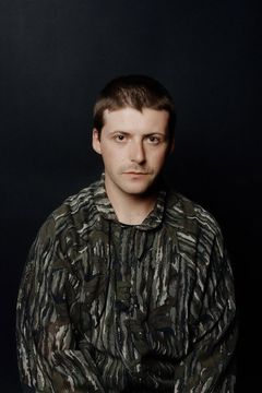 Henri Gillespi interpreta Camp Counselor
