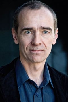 Robert Mika interpreta Josef Bichinsky