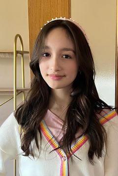 Mia Cavallero interpreta Young Popular Girl