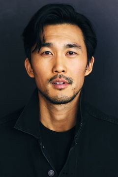 Ryan Youngwoong Kim interpreta Henry Cho