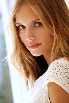 Sabrina Aldridge interpreta Emily Hall
