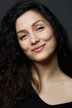 Rafaëlle Cohen interpreta Village Lass