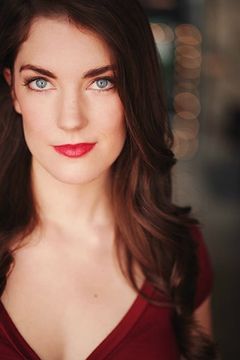 Clare Cooney interpreta Alice's Friend
