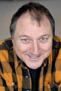 Tom McCleister interpreta Red Wood
