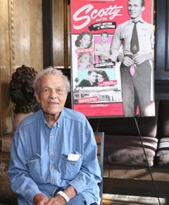 Scotty Bowers interpreta Himself