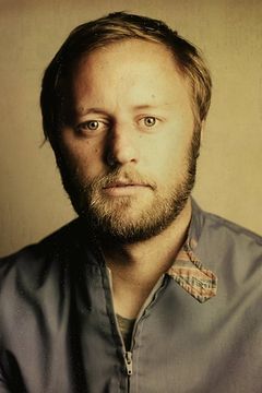 Rory Scovel interpreta Ethan