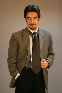 Ufuk Tosun interpreta Hasan