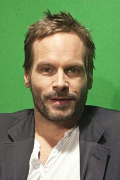 Wanja Mues interpreta Leo Oswald
