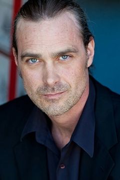 Sven Holmberg interpreta Serge