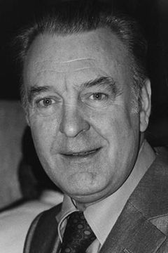 Donald Sinden interpreta Sir Anthony Ross