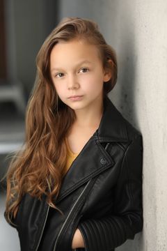 Mila Morgan interpreta Young Girl