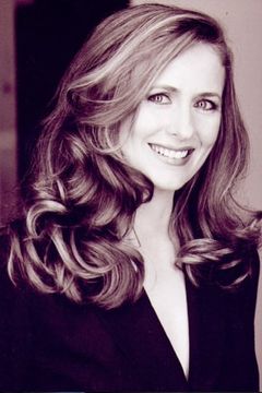 Patricia Harras interpreta Howard's Wife