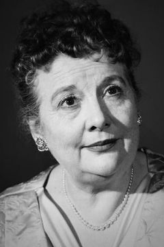 Madge Blake interpreta Dora Bailey (uncredited)
