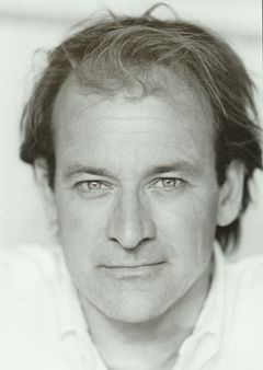 Christopher Coulson interpreta Deputy