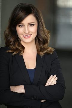 Allison Riley interpreta Lara