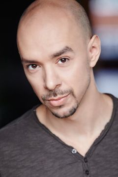 Shawn Baichoo interpreta Carnival Geek