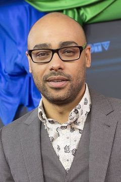 Rainbow Sun Francks interpreta Dev Clark