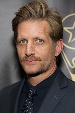 Paul Sparks interpreta Thomas Yates
