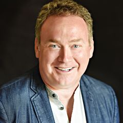 Paul Constable interpreta Louis