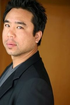 Art Chudabala interpreta Thai Restaurant Owner