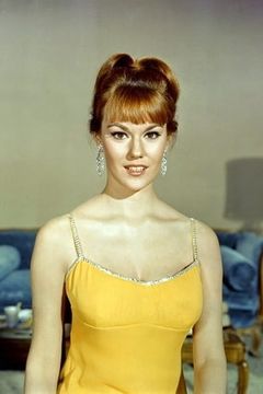 Barbara Rhoades interpreta Miss Jessie Brundidge