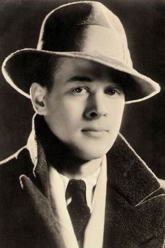 Roland Varno interpreta Pilot (uncredited)