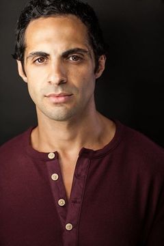 Stephen Lopez interpreta Detective Garrison