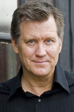Patrick Kirton interpreta Jeff Lang