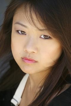 Krista Marie Yu interpreta Lily