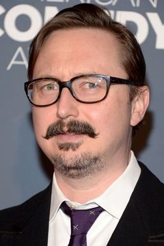 John Hodgman interpreta Charlie Jones / Other Father (voice)