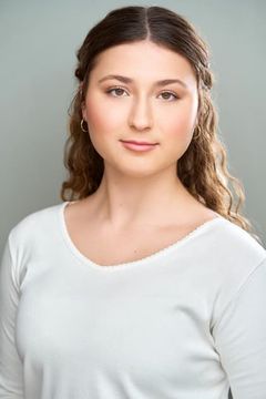 Oona Girton-Marshall interpreta Student