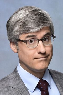 Mo Rocca interpreta E! Reporter