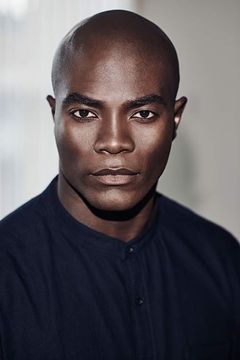 Anthony Kaye interpreta Desert Warrior Fey