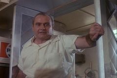 Robert Alan Browne interpreta Ralph Statler