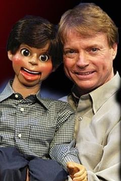 Jay Johnson interpreta Ross