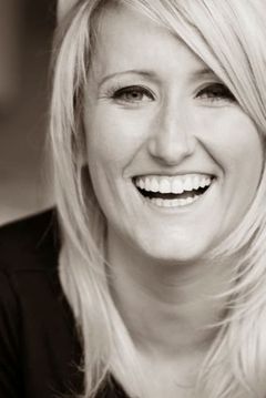 Lauren O'Rourke interpreta Nicole
