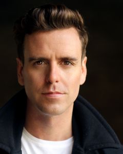 Tom Stuart interpreta Ben