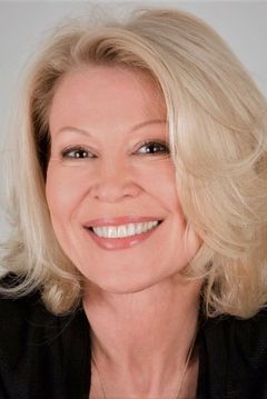 Leslie Easterbrook interpreta Debbie Callahan