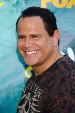 Keith Middlebrook interpreta Clark Wildman