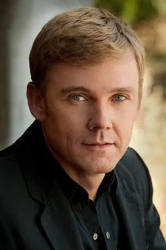 Ricky Schroder interpreta T.J.