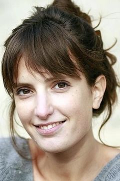 Noémie Landreau interpreta Saleswoman'À la Mère de Famille'