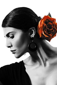 Nazanin Homa interpreta Short Nun / Police Officer #2 / Additional Voices (voice)