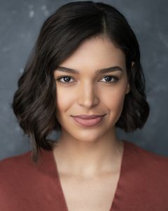 Jordan Alexandra interpreta Genny