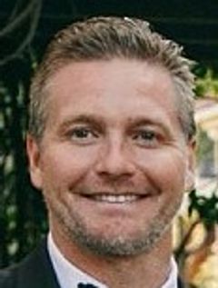 Carey van Dyke interpreta Justin