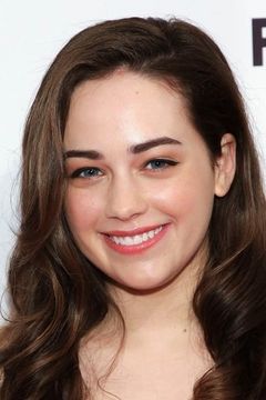 Mary Mouser interpreta Lacey Fleming