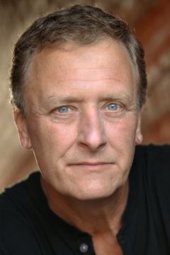 Michael Harding interpreta Commander Bradley Simpson