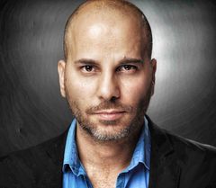 Marwan Naji interpreta Scientist