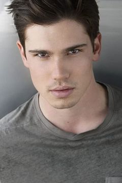 Tanner Novlan interpreta Grant Hines